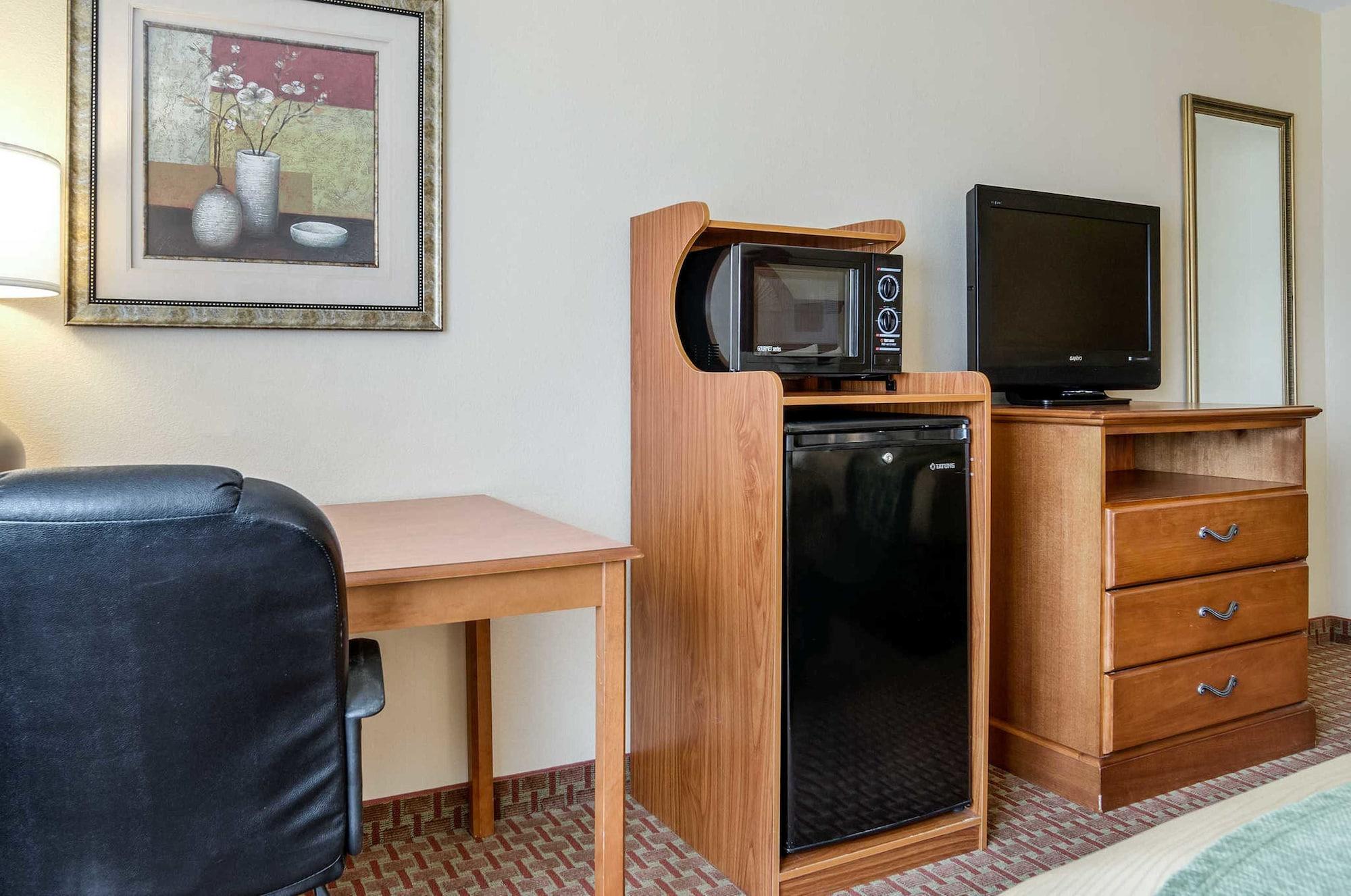 Super 8 By Wyndham Great Bend Hotell Exteriör bild