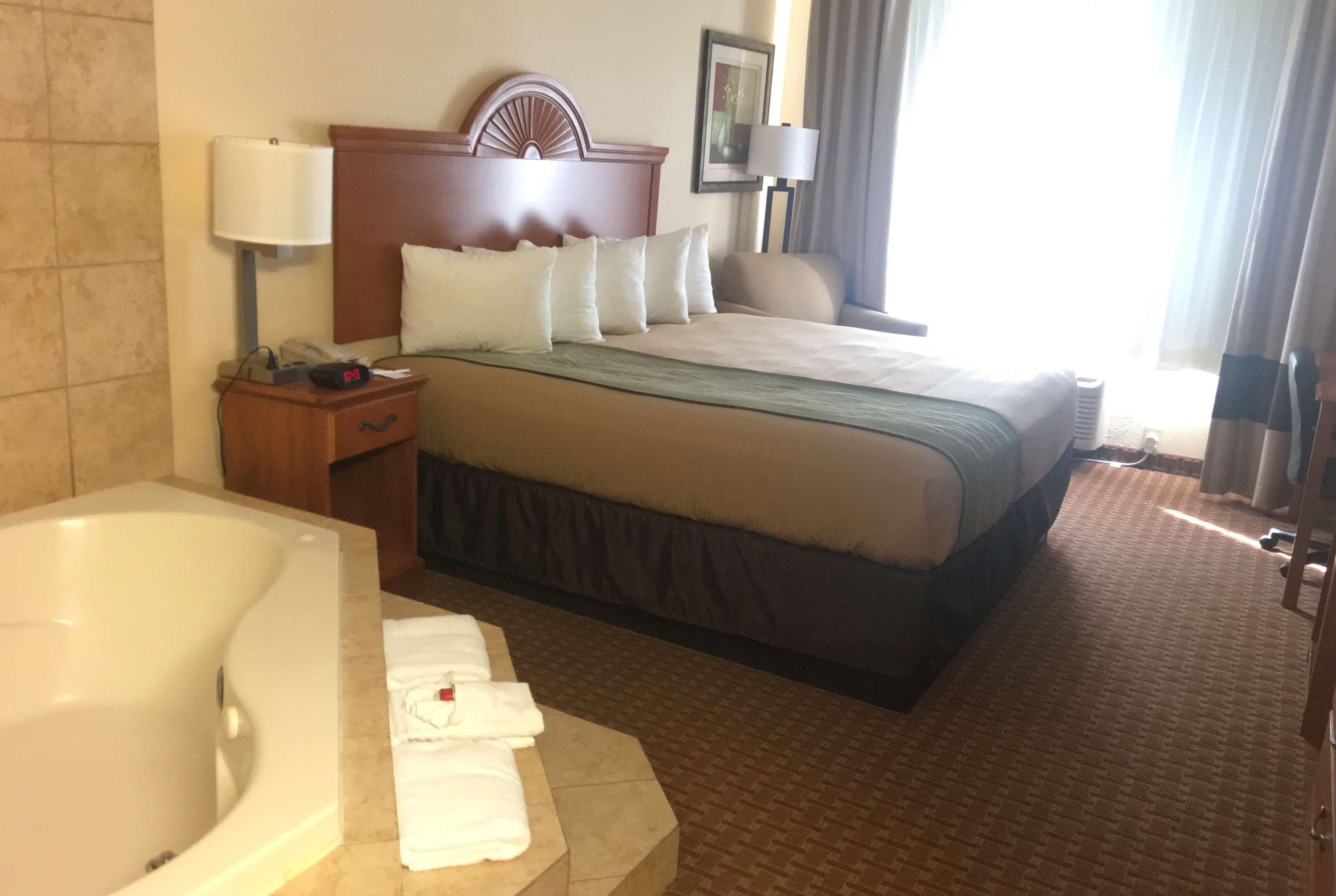 Super 8 By Wyndham Great Bend Hotell Exteriör bild