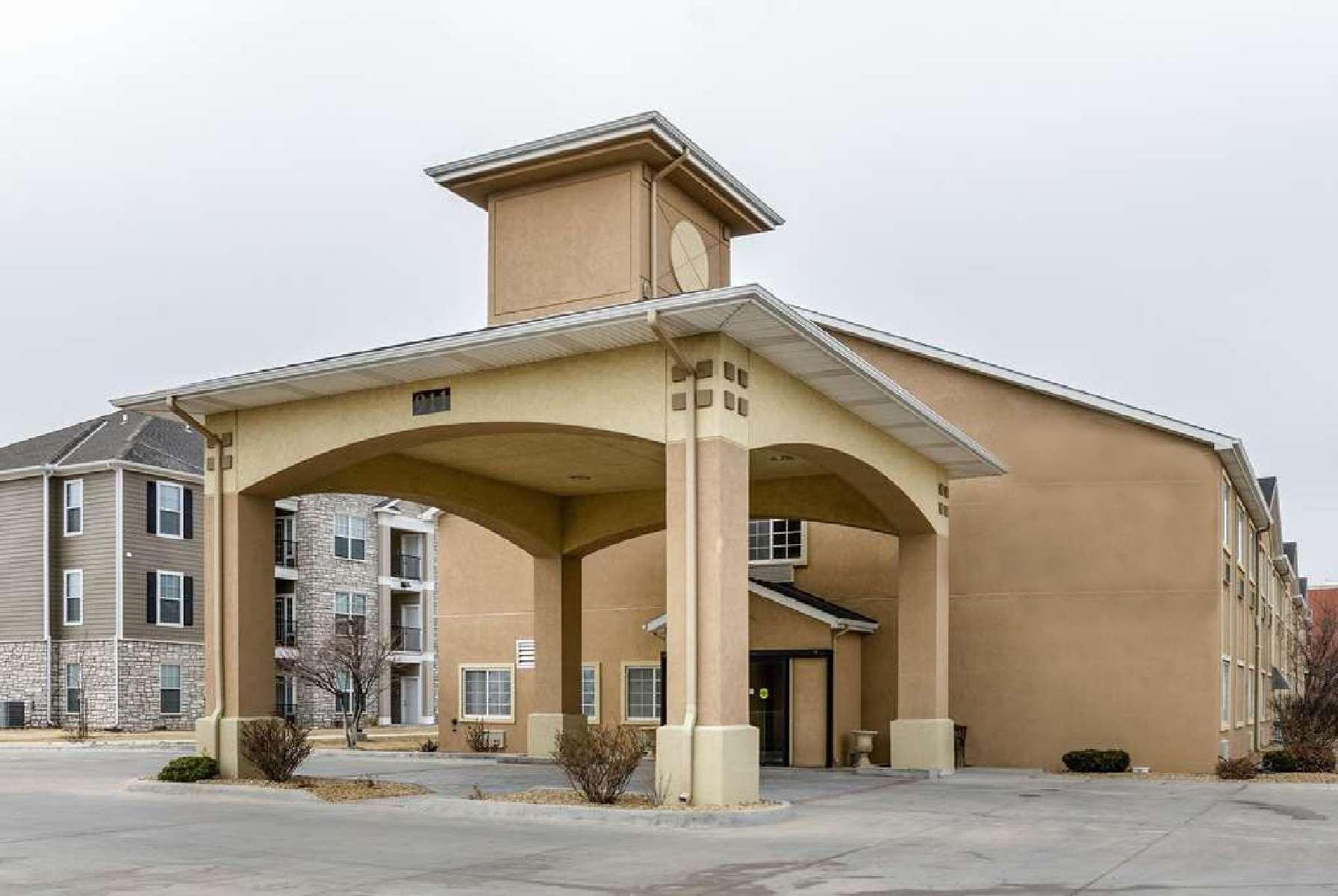 Super 8 By Wyndham Great Bend Hotell Exteriör bild