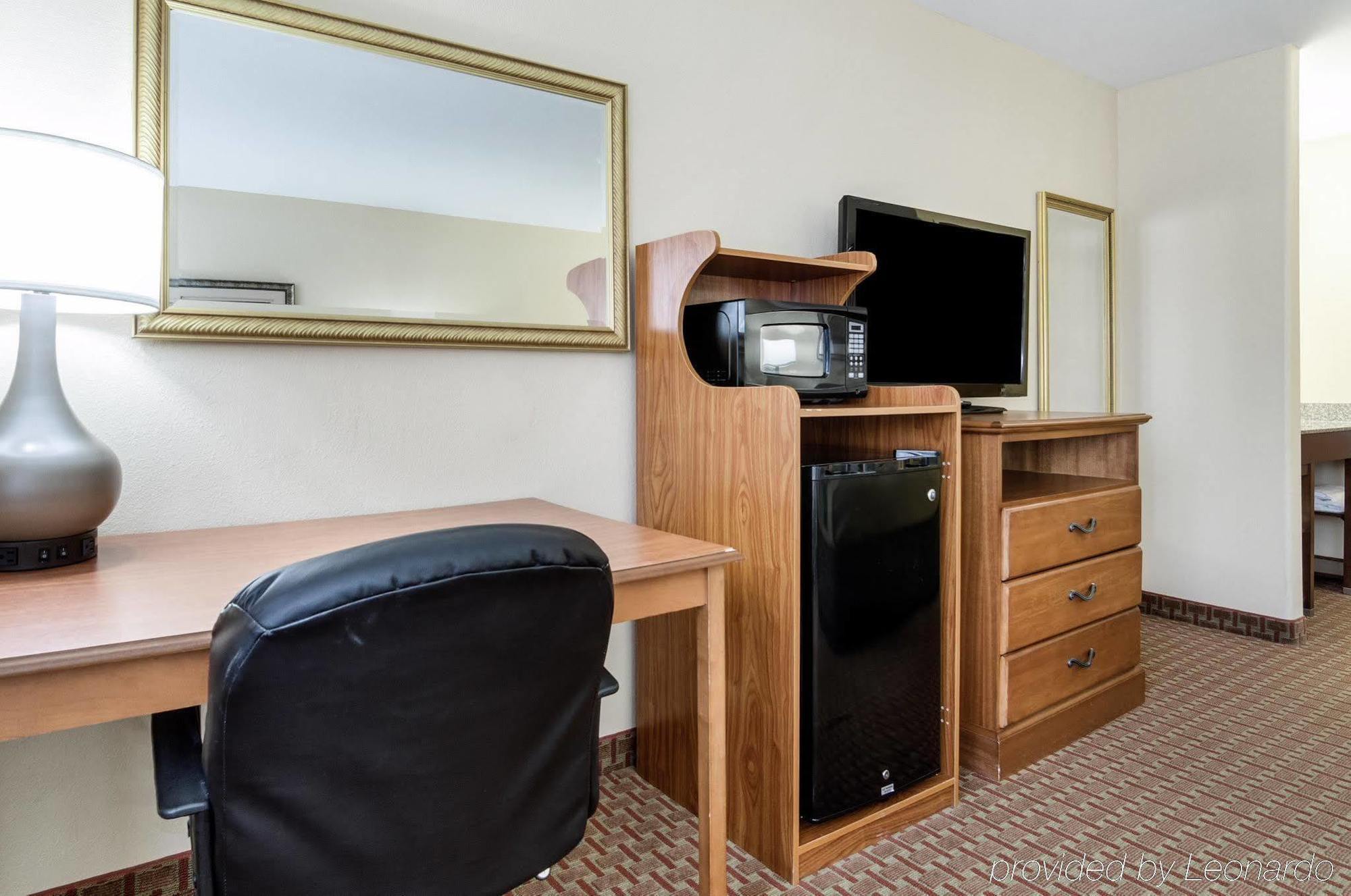 Super 8 By Wyndham Great Bend Hotell Exteriör bild