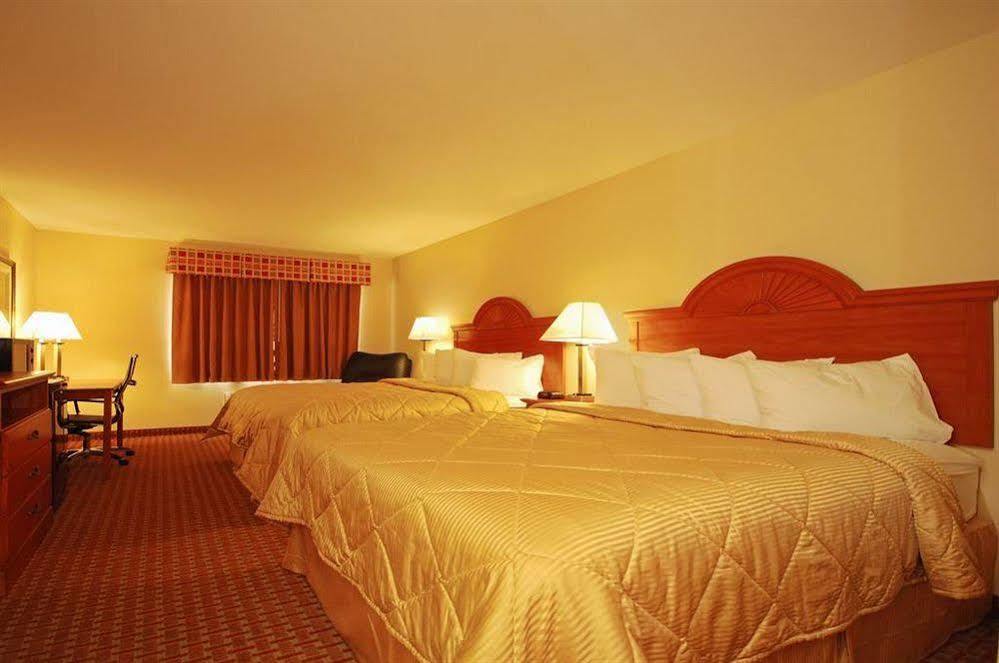 Super 8 By Wyndham Great Bend Hotell Exteriör bild