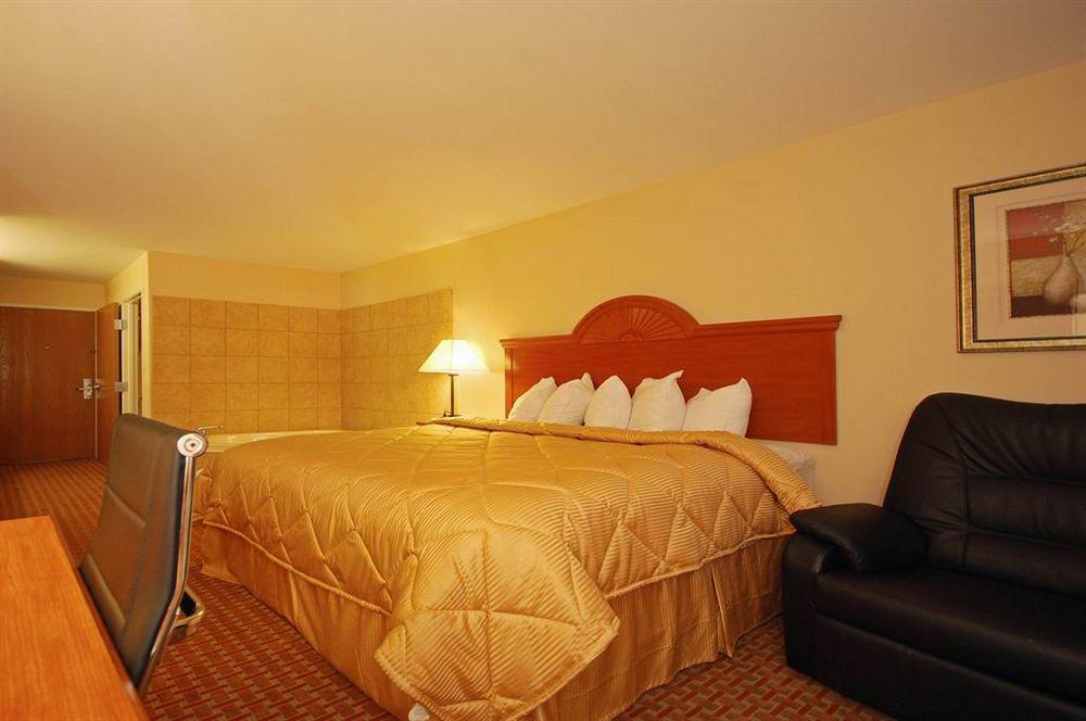 Super 8 By Wyndham Great Bend Hotell Rum bild